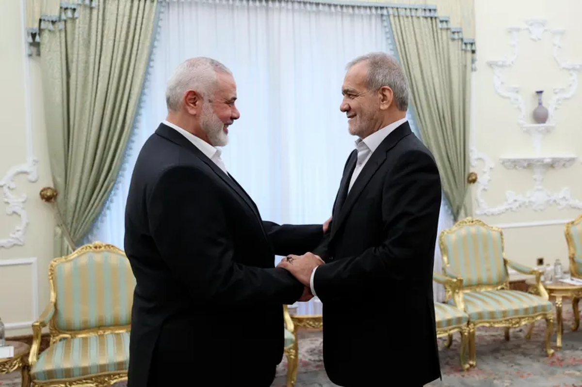 El nuevo presidente iraní, Masoud Pezeshkian, junto al líder de Hamas, horas antes de su muerte. El nuevo presidente iraní, Masoud Pezeshkian, junto al líder de Hamas, horas antes de su muerte.