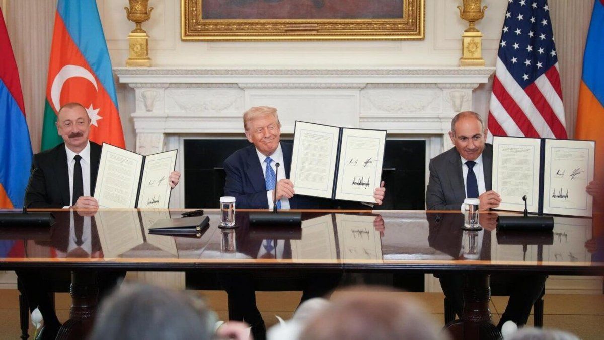 Vahagn Khachaturyan e Ilham Aliyev, presidentes de Armenia y Azerbaiyán, respectivamente, posan ante la mesa de negociaciones con Donald Trump
