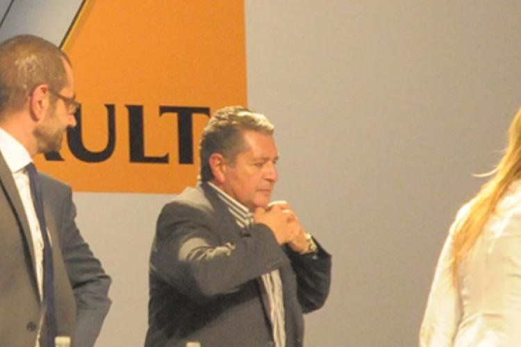 Débora Giogi, al momento de retirarse del acto en Renault.