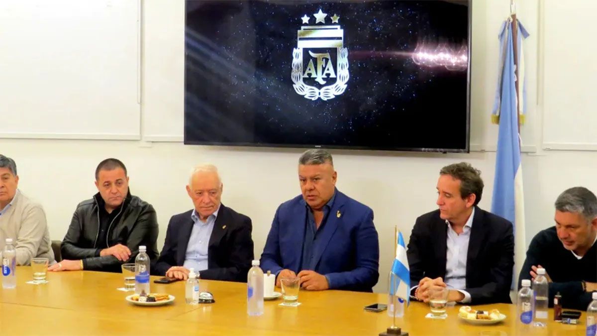 El titular de la Inspección General de Justicia (IGJ), Daniel Roque Vítolo, calificó de “ilegal” la Asamblea y amenazó a Claudio Tapia con la intervención. El titular de la Inspección General de Justicia (IGJ), Daniel Roque Vítolo, calificó de “ilegal” la Asamblea y amenazó a Claudio Tapia con la intervención.