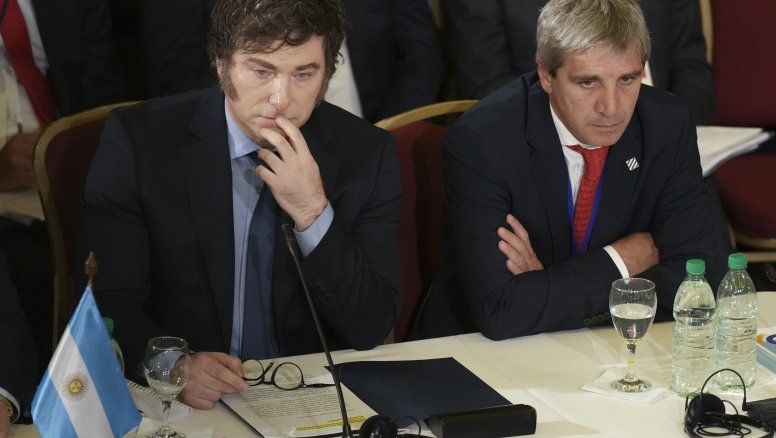 2026 primera estación desafiante: Javier Milei redobla la apuesta y Caputo presiona a los bancos