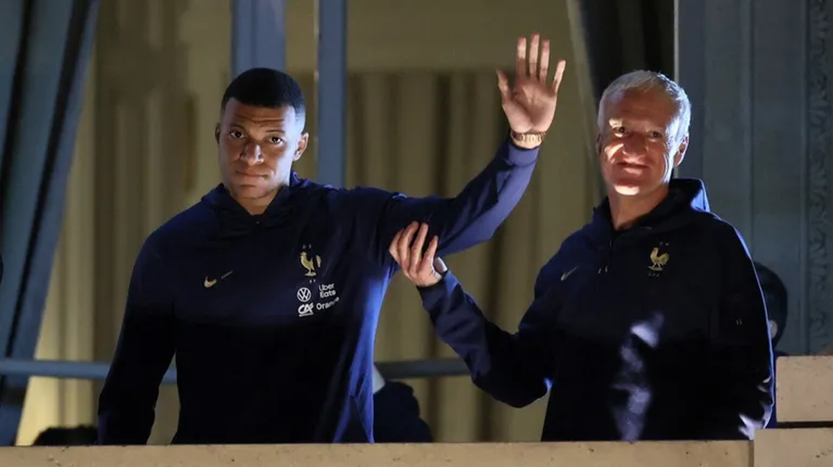 Kylian Mbappé y Didier Deschamps saludando al público en su regreso a Francia.