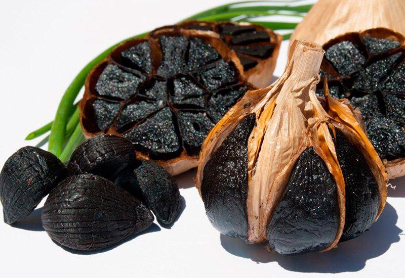 El ajo negro es más suave, dulce y con un toque ácido, en comparación con el ajo convencional.