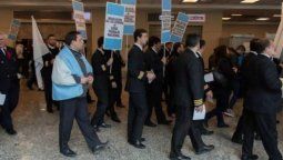 altText(Atento Alberto F.: Biró moviliza a los pilotos en Aeroparque por salarios)}