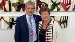 Luis Caputo cambió la mesa política del Gobierno de Milei por el FMI y lo reconoce picanteando en sus redes. La interna con Karina Milei, ahora más expuesta. Fuente: Urgente24 Luis Caputo cambió la mesa política del Gobierno de Milei por el FMI y lo reconoce picanteando en sus redes. La interna con Karina Milei, ahora más expuesta. Fuente: Urgente24