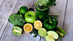 Lasdietas detox son la combinación perfecta de frutas, verduras, jugos naturales yagua que ayudan a perder peso, eliminar toxinas del cuerpo.