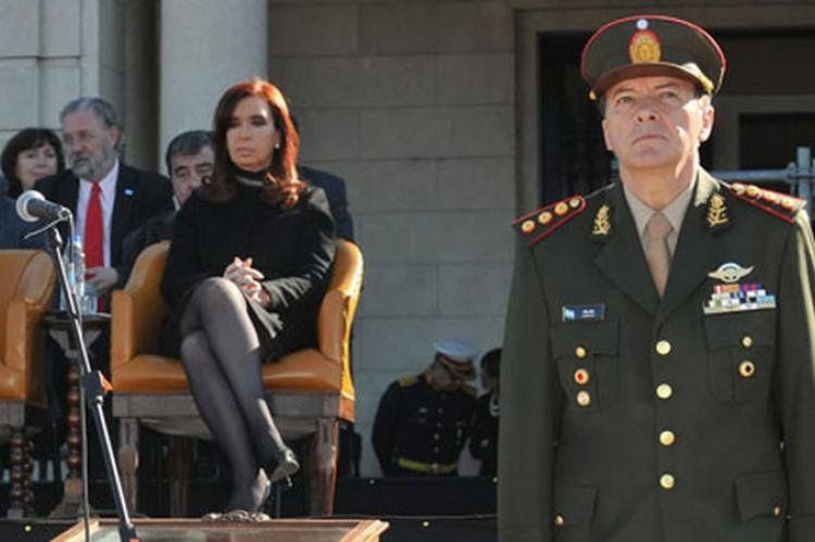 César Milani, el titular del ejército con pliego de ascenso pendiente en el Senado, con Cristina detrás.