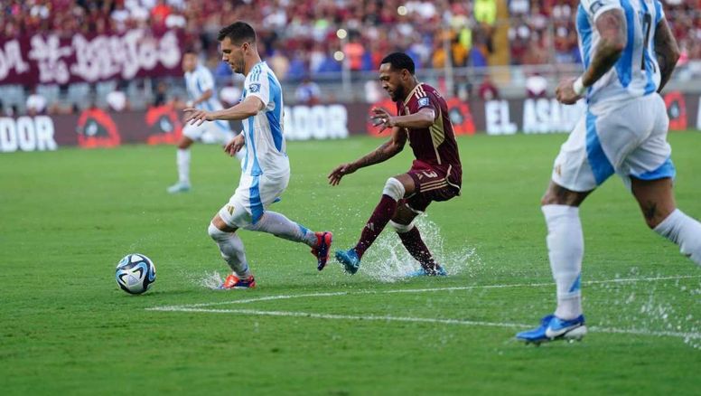 Argentina y Venezuela empataron 1 a 1, en un partido atípico con cancha inundada