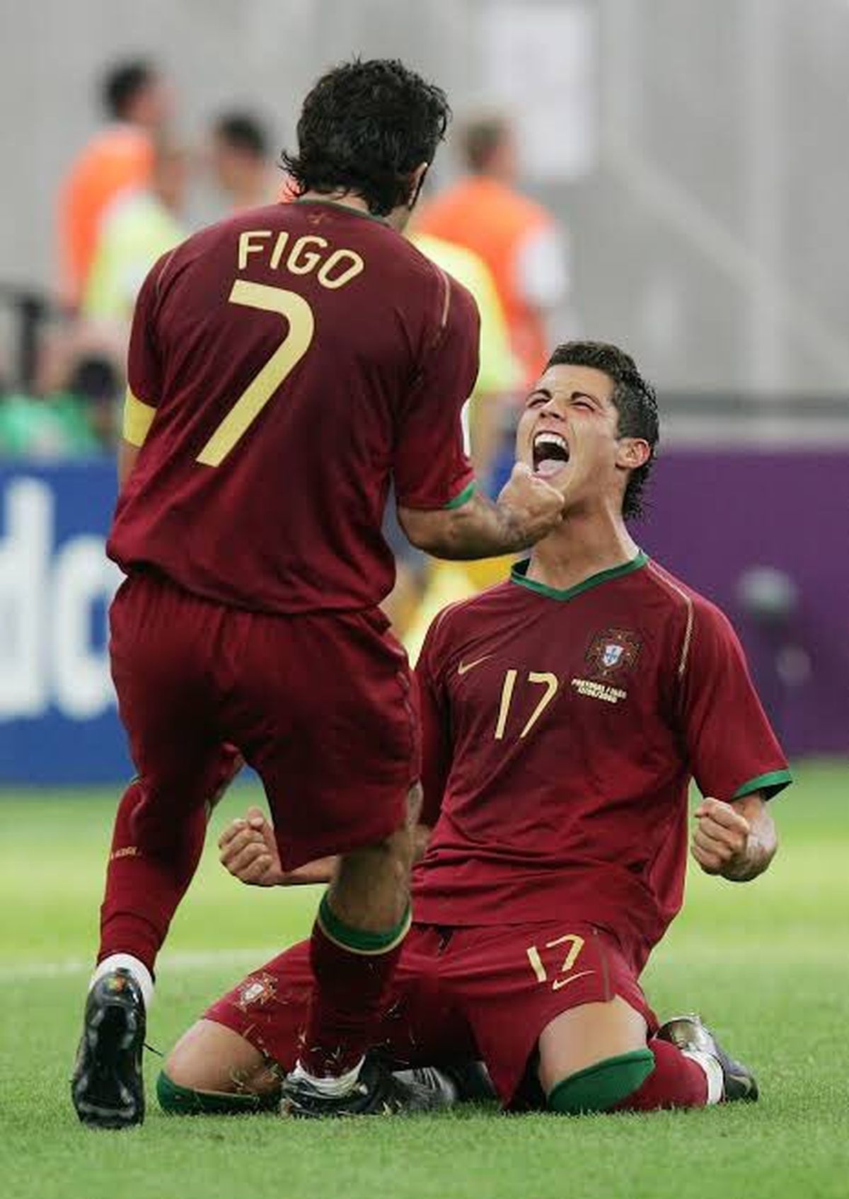 Cristiano Ronaldo junto a Figo en Alemania 2006, ambos llevaron a Portugal al 4º puesto en el Mundial. Cristiano Ronaldo junto a Figo en Alemania 2006, ambos llevaron a Portugal al 4º puesto en el Mundial.