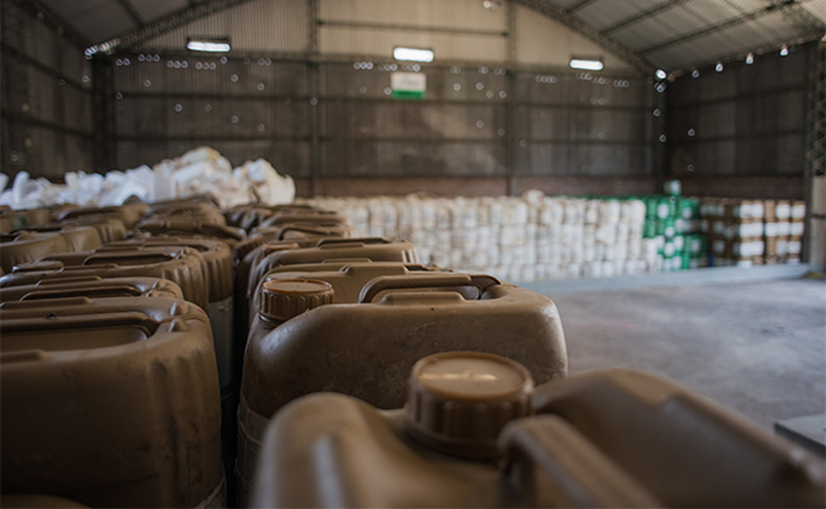 Desde el comienzo del año hasta el mes pasado, CampoLimpio recuperó más de 2 millones 500mil kilogramos de envases vacíos. Desde el comienzo del año hasta el mes pasado, CampoLimpio recuperó más de 2 millones 500mil kilogramos de envases vacíos.