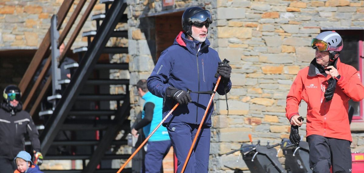 Felipe VI en Baqueira Beret, camino a la telesilla durante una escapada personal lejos del protocolo oficial. Felipe VI en Baqueira Beret, camino a la telesilla durante una escapada personal lejos del protocolo oficial. 