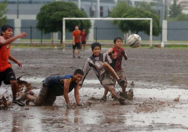La parte deportiva ha quedado arrinconada y ha aparecido otra faceta, lo que yo llamo el «postfútbol». Dentro de poco veremos como los suplementos deportivos incorporarán columnistas económicos para explicar, por ejemplo, quién es el dueño de Neymar y lo