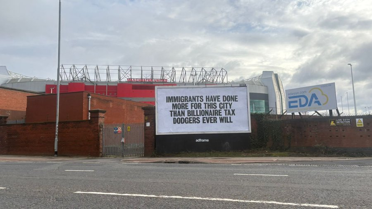 El enojo de los hinchas por las declaraciones de Jim Ratcliffe hizo que afuera del Estadio del Manchester United apareciera un cartel con la leyenda: “Los inmigrantes han hecho más por esta ciudad que lo que los multimillonarios evasores de impuestos jamás harán”. El enojo de los hinchas por las declaraciones de Jim Ratcliffe hizo que afuera del Estadio del Manchester United apareciera un cartel con la leyenda: “Los inmigrantes han hecho más por esta ciudad que lo que los multimillonarios evasores de impuestos jamás harán”.