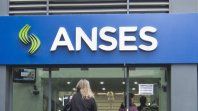 El organismo dependiente de Capital Humano recuerda que no utiliza gestores para sus trámites. ANSES alerta sobre delincuentes que fingen ser empleados para robar datos bancarios y recuerda que todos los trámites en sus delegaciones y canales digitales son gratuitos y seguros. El organismo dependiente de Capital Humano recuerda que no utiliza gestores para sus trámites. ANSES alerta sobre delincuentes que fingen ser empleados para robar datos bancarios y recuerda que todos los trámites en sus delegaciones y canales digitales son gratuitos y seguros.