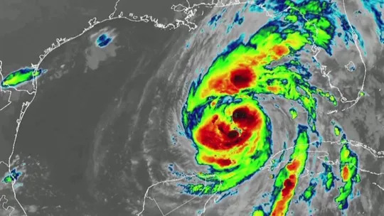 Florida se prepara para la llegada de poderosa tormenta.