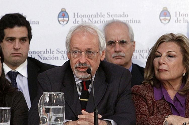 Horacio Verbitsky, en representación del CELS, en el plenario de comisiones del Senado.