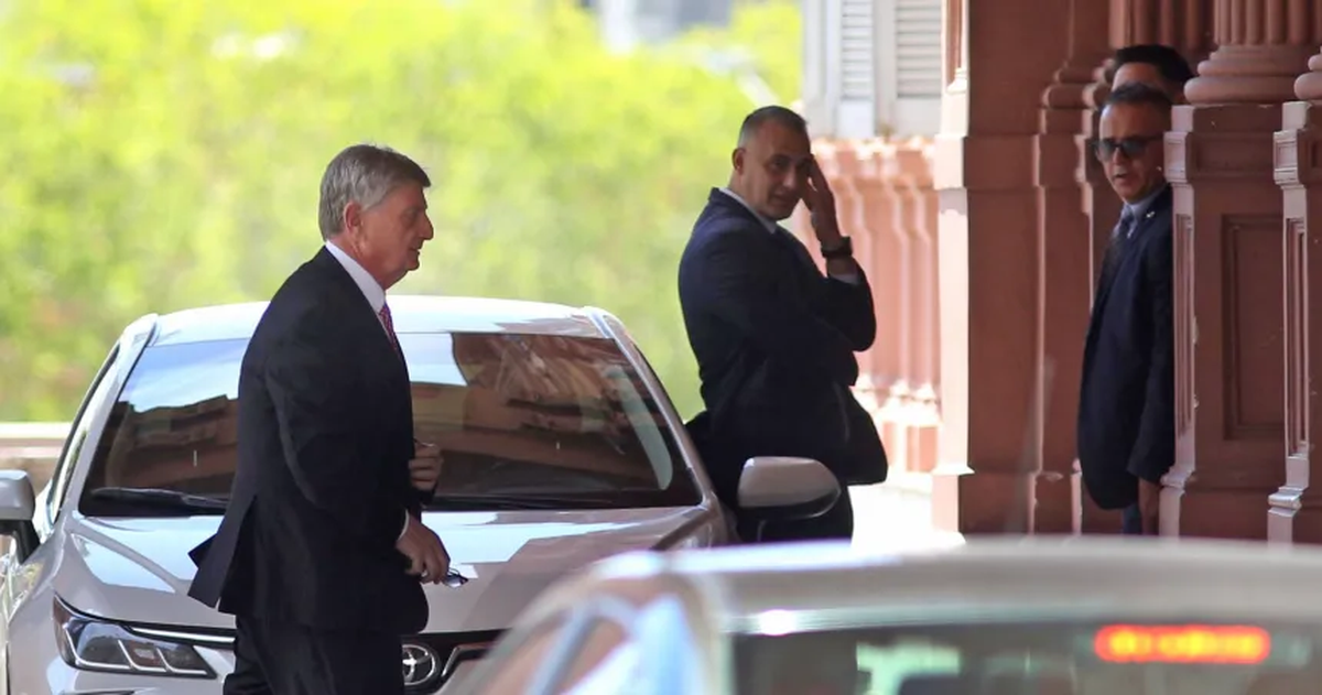 Sergio Ziliotto, gobernador de La Pampa, ingresando a la Casa Rosada (en el pasado). Sergio Ziliotto, gobernador de La Pampa, ingresando a la Casa Rosada (en el pasado).