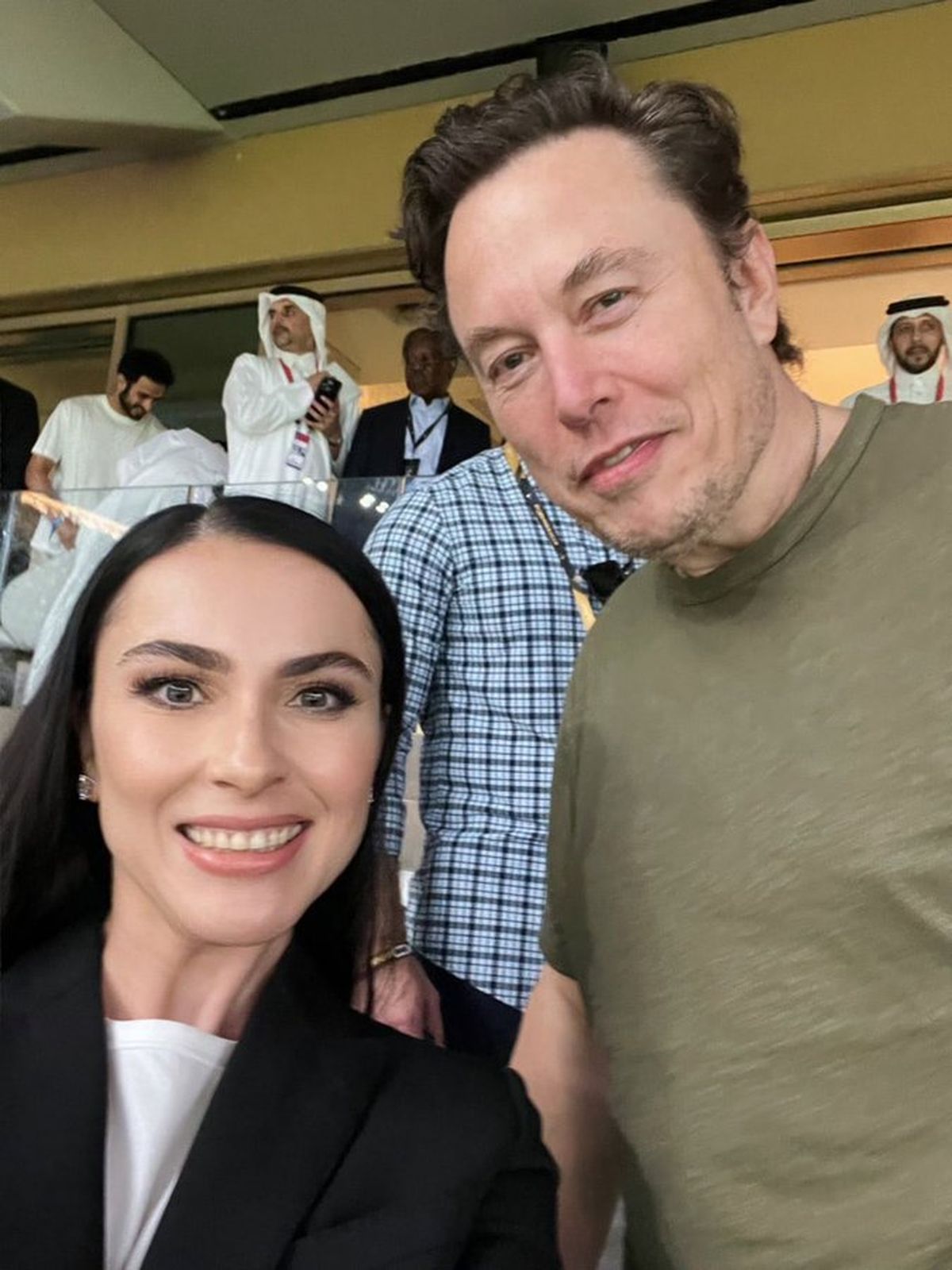 Naliya Asker-Zade y Elon Musk en el triunfo argentino en Qatar.
