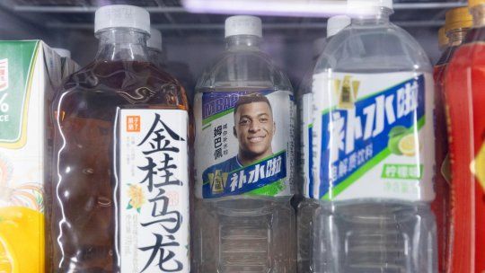 La imagen de Kylian Mbappé en un envase de Bu Shui La, la bebida electrolítica de Dongpeng, una de las marcas chinas que rompieron su acuerdo con el futbolista.