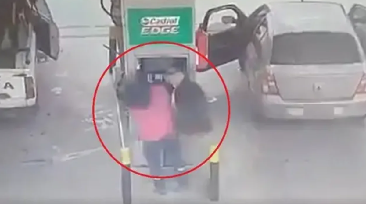 El momento en que el playero recibió el cabezazo en la estación de servicio, quedó grabado en las cámaras.