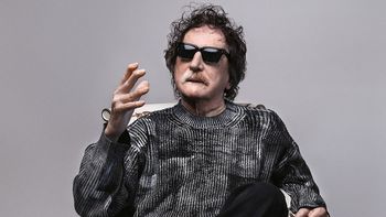 Charly García, figura clave de la música, cumple hoy 73 años. A lo largo de su carrera, donde fundó la icónica Sui Generis, logró revolucionar el rock nacional. Charly García, figura clave de la música, cumple hoy 73 años. A lo largo de su carrera, donde fundó la icónica Sui Generis, logró revolucionar el rock nacional.