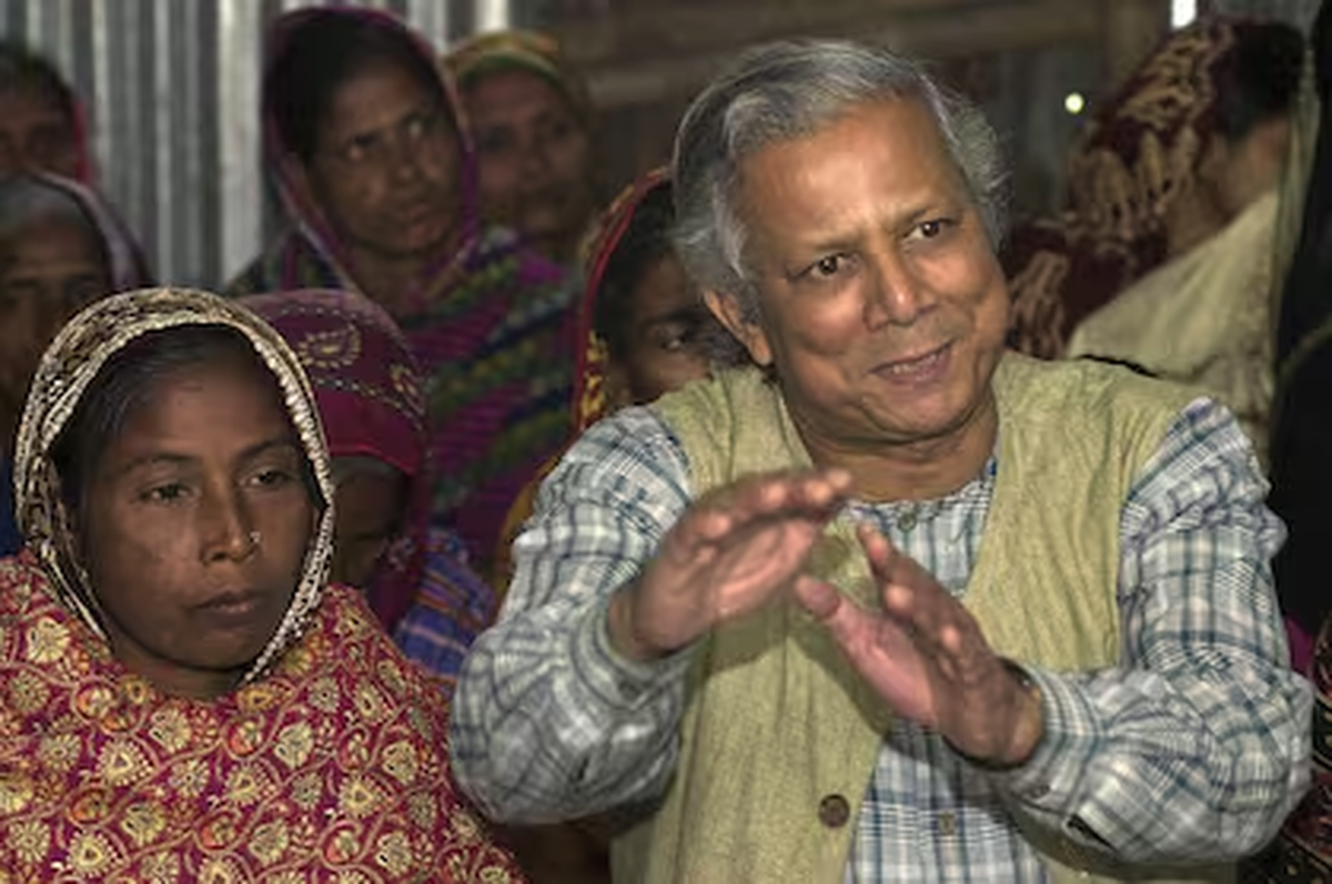 Muhammad Yunus y el Banco Grameen recibieron el Premio Nobel de la Paz en 2006 por su labor para "crear desarrollo económico y social desde abajo". Muhammad Yunus y el Banco Grameen recibieron el Premio Nobel de la Paz en 2006 por su labor para "crear desarrollo económico y social desde abajo".