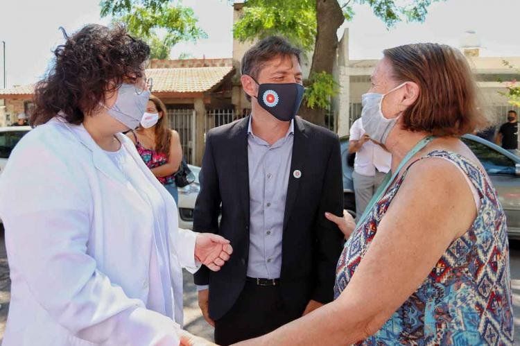 Carla Vizzotti, Axel Kicillof y una vecina de Morón.