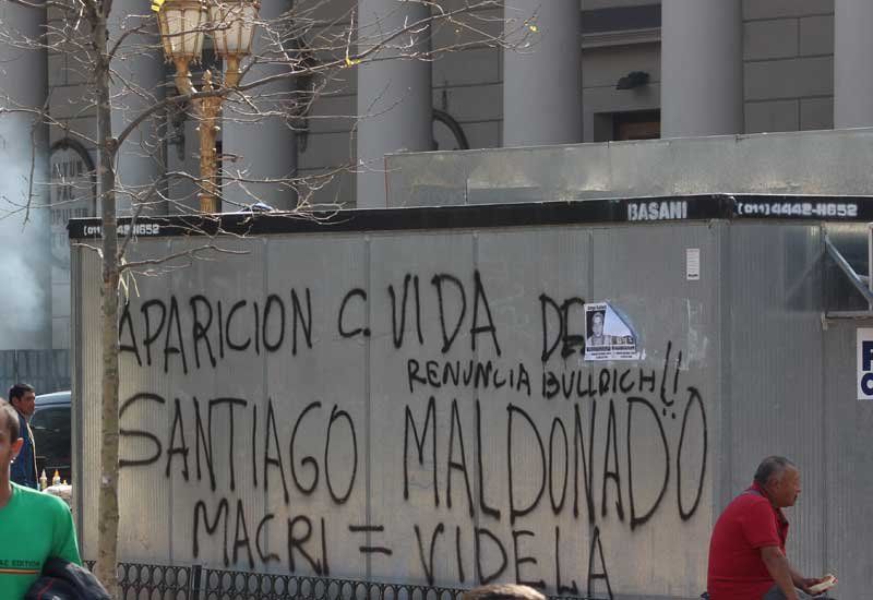 Pintadas pidiendo la renuncia de Patricia Bullrich (Foto: Ignacio Caride/Urgente24)