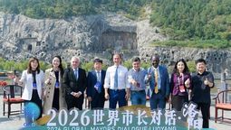 Julio Zamora junto a otros alcaldes en China