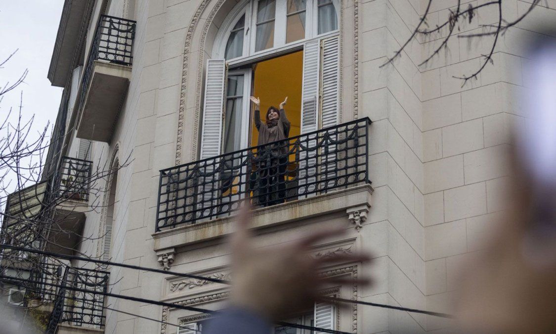 Cristina Kirchner desde el balcón de San José 1.111, donde cumple prisión domiciliaria. Ahora podrá acceder a la terraza pero 2 horas al día. Cristina Kirchner desde el balcón de San José 1.111, donde cumple prisión domiciliaria. Ahora podrá acceder a la terraza pero 2 horas al día.