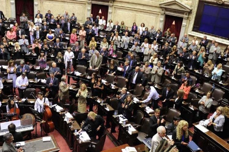 La bancada del Frente para la Victoria al abrirse la sesión (Foto: Télam)