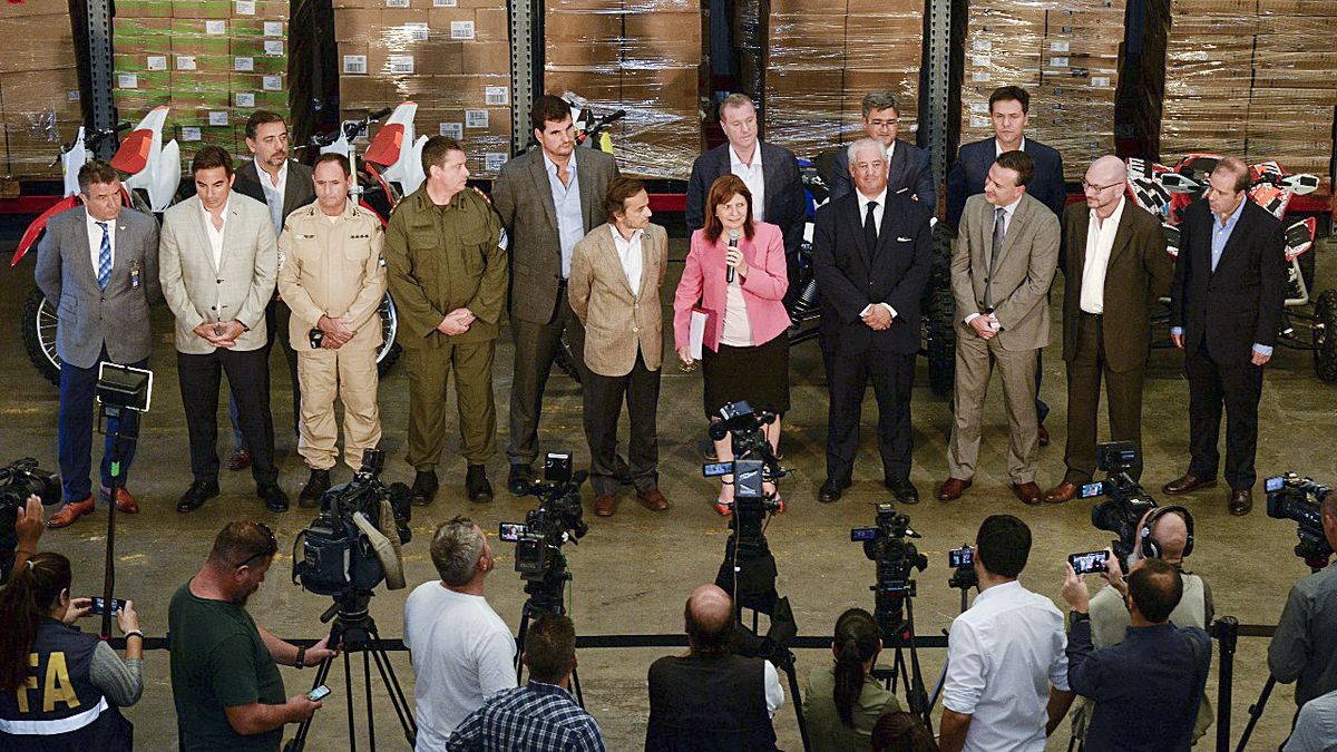 Patricia Bullrich, por entonces ministro de Defensa; el director general de Aduanas, Diego Dávila, y el juez en lo Penal Económico N° 5, Diego Alejandro Amarante, en el acto de entrega de más de $50 millones en bienes decomisados al crimen organizado a utilizar por las fuerzas federales para combatir al delito complejo. Tasa Logística, depósito de la Zona Primaria Aduanera de Escobar, PBA. Patricia Bullrich, por entonces ministro de Defensa; el director general de Aduanas, Diego Dávila, y el juez en lo Penal Económico N° 5, Diego Alejandro Amarante, en el acto de entrega de más de $50 millones en bienes decomisados al crimen organizado a utilizar por las fuerzas federales para combatir al delito complejo. Tasa Logística, depósito de la Zona Primaria Aduanera de Escobar, PBA. 