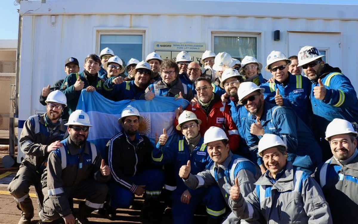 La Oficina del Presidente posteó una foto de Javier Milei en Vaca Muerta, posando con empleados del equipo de perforación NB 1211, trabajadores que fueron beneficiados por parte de la reversión del impuesto a las Ganancias, donde se estableció que La Oficina del Presidente posteó una foto de Javier Milei en Vaca Muerta, posando con empleados del equipo de perforación NB 1211, trabajadores que fueron beneficiados por parte de la reversión del impuesto a las Ganancias, donde se estableció que