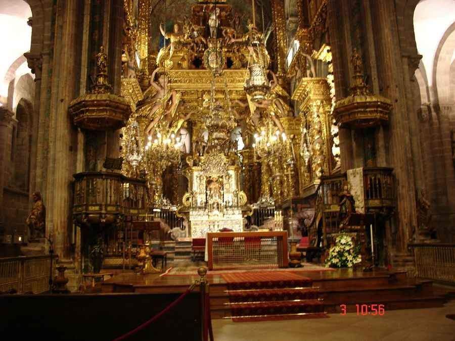 Altar de la catedral católica en Santiago de Compostela, España.