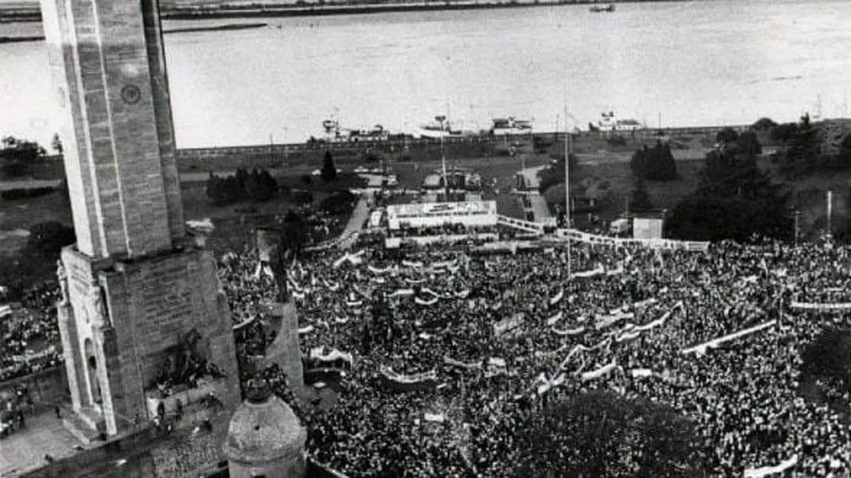 Junto al Río Paraná, Raúl Alfonsín y un inolvidable cierre de campaña en 1983 en Rosario Junto al Río Paraná, Raúl Alfonsín y un inolvidable cierre de campaña en 1983 en Rosario