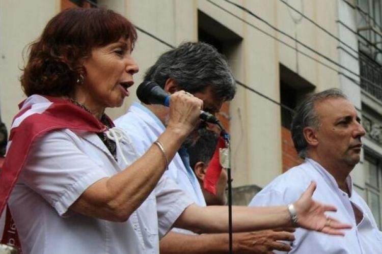 Médicos bonaerenses, en contra del ingreso al país de médicos extranjeros.
