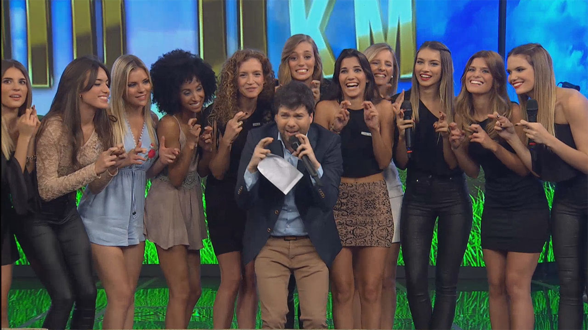 Cuatro azafatas quedaron afuera de El Trece después de incumplirles la promesa de continuar en el canal. Producción habló de reestructuración, pero las chicas habían rechazado trabajos creyendo seguir. Cuatro azafatas quedaron afuera de El Trece después de incumplirles la promesa de continuar en el canal. Producción habló de reestructuración, pero las chicas habían rechazado trabajos creyendo seguir.