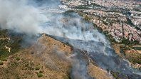 El incendio avanza por una ladera de Collserola mientras una gran columna de humo cubre parte del norte de Barcelona y obliga a reforzar el operativo de emergencia.