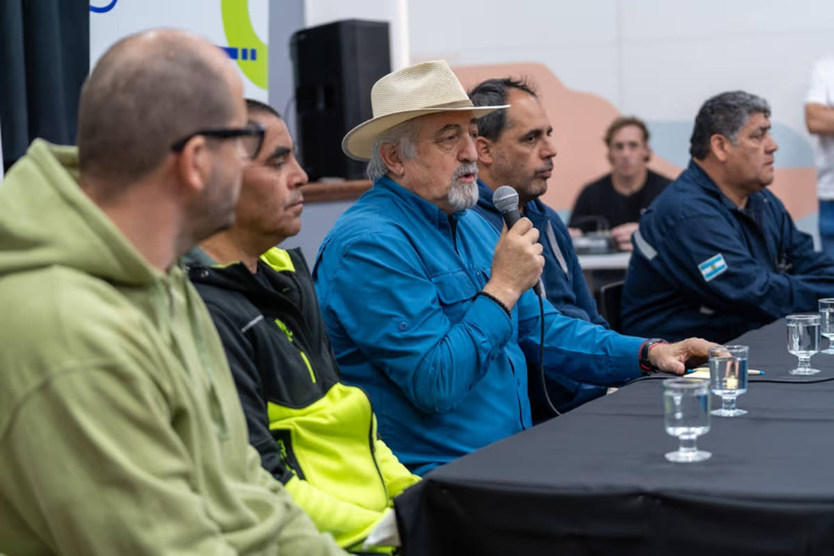 El intendente Othar Macharashvili, acompañado por el viceintendente, Maximiliano Sampaoli; el secretario de Desarrollo Humano y Familia, Ángel Rivas; el jefe del Cuerpo Activo de Bomberos Voluntarios, comandante José Ayamilla; el geólogo del Departamento de Geología de la Universidad Nacional de la Patagonia San Juan Bosco, José Paredes; miembros del gabinete municipal, concejales y equipos técnicos provinciales, brindó este domingo una conferencia de prensa donde se informó sobre la activación del Protocolo de Emergencia del SINAGIR (Sistema Nacional de Gestión Integral de Riesgo). El intendente Othar Macharashvili, acompañado por el viceintendente, Maximiliano Sampaoli; el secretario de Desarrollo Humano y Familia, Ángel Rivas; el jefe del Cuerpo Activo de Bomberos Voluntarios, comandante José Ayamilla; el geólogo del Departamento de Geología de la Universidad Nacional de la Patagonia San Juan Bosco, José Paredes; miembros del gabinete municipal, concejales y equipos técnicos provinciales, brindó este domingo una conferencia de prensa donde se informó sobre la activación del Protocolo de Emergencia del SINAGIR (Sistema Nacional de Gestión Integral de Riesgo).