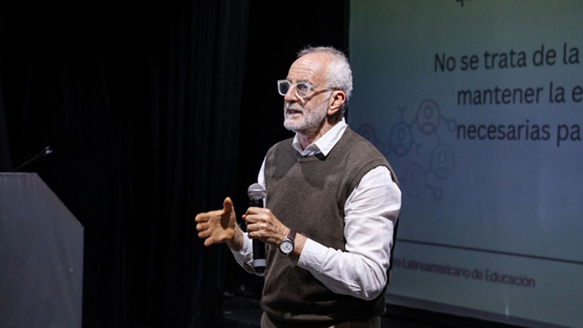 El XVII Foro Latinoamericano de Educación planteó “los desafíos de la gestión educativa” y el liderazgo educativo de dirigir en tiempos de crisis. Foto: Bernardo Blejmar, autor del documento básico del Foro. El XVII Foro Latinoamericano de Educación planteó “los desafíos de la gestión educativa” y el liderazgo educativo de dirigir en tiempos de crisis. Foto: Bernardo Blejmar, autor del documento básico del Foro.