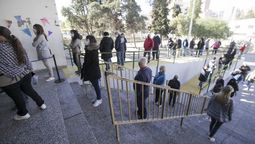 Las colas afuera de las escuelas para votar ahora no seránnecesarias según la disposición del Gobierno nacional. Además, el transporte volverá a ser gratuito.