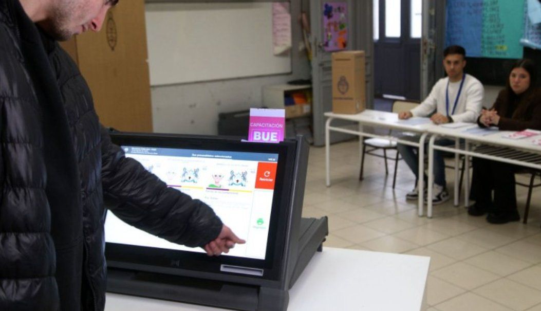Ciudad de Buenos Aires intentó voto electrónico en las PASO 2023 pero lo desechó para las generales Ciudad de Buenos Aires intentó voto electrónico en las PASO 2023 pero lo desechó para las generales
