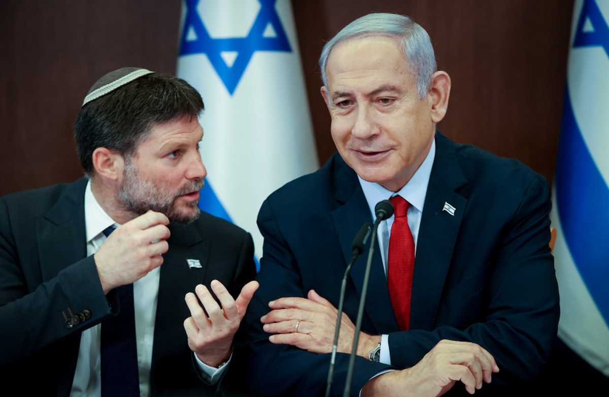 El primer ministro israelí, Benjamin Netanyahu, habla con el ministro de Finanzas israelí, Bezalel Smotrich, en una reunión de gabinete en la oficina del primer ministro en Jerusalén el 18 de junio de 2023. El primer ministro israelí, Benjamin Netanyahu, habla con el ministro de Finanzas israelí, Bezalel Smotrich, en una reunión de gabinete en la oficina del primer ministro en Jerusalén el 18 de junio de 2023.