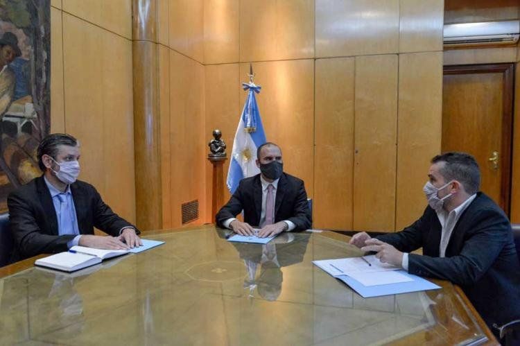 Martín Guzmán con los flamantes funcionarios de Economía: Fernando Morra asume como secretario de Política Económica y Mariano Sardi, como secretario de Finanzas. Foto: Ministerio de Economía.