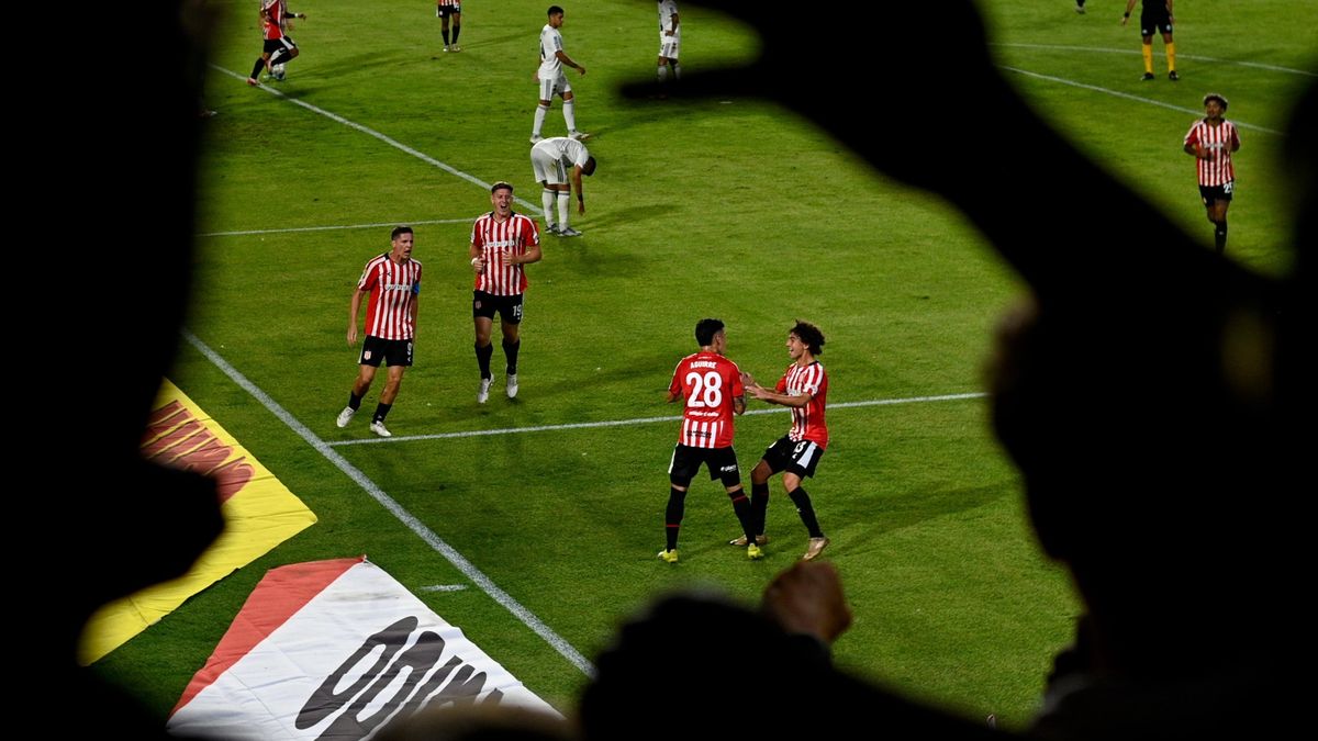 A Brian Aguirre lo buscan sus compañeros tras su asistencia a Carrillo; el ex Boca fue clave para la victoria Pincha A Brian Aguirre lo buscan sus compañeros tras su asistencia a Carrillo; el ex Boca fue clave para la victoria Pincha