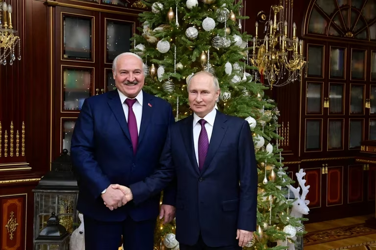 Vladimir Putin acordó con su aliado Aleksandr Lukashenko el despliegue de armas nucleares tácticas en Bielorrusia para abril.