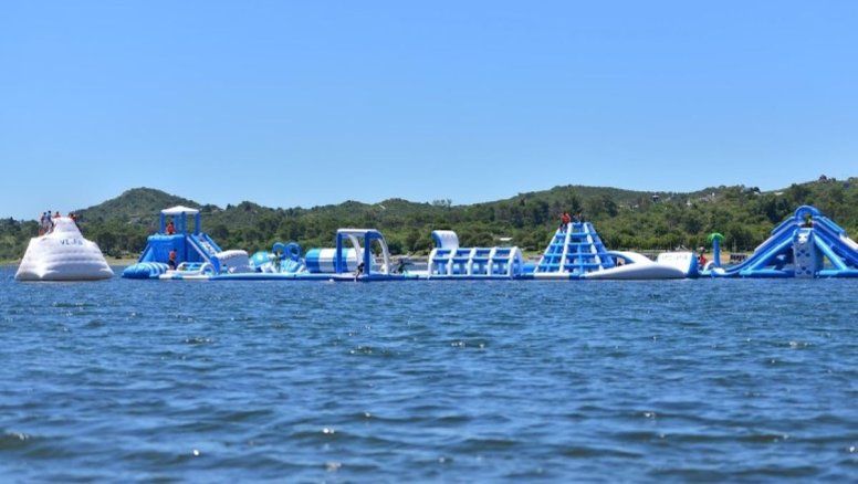 Un parque acuático flotante en un lago bellísimo en Córdoba