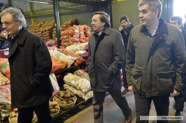Una visita en 2016 de Marcos Peña y Francisco Cabrera a Fabián Miguelez y Marcelo Espinosa. / Foto Presidencia