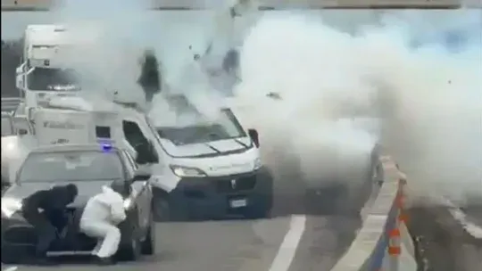 Espectacular asalto comando al sur de Italia: Explosiones y tiros (VIDEO)