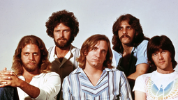 Después de medio siglo, Los Eagles vuelven a romperla: su clásico de los ’70 Greatest Hits ahora es récord en ventas y sigue conquistando con su sonido único.